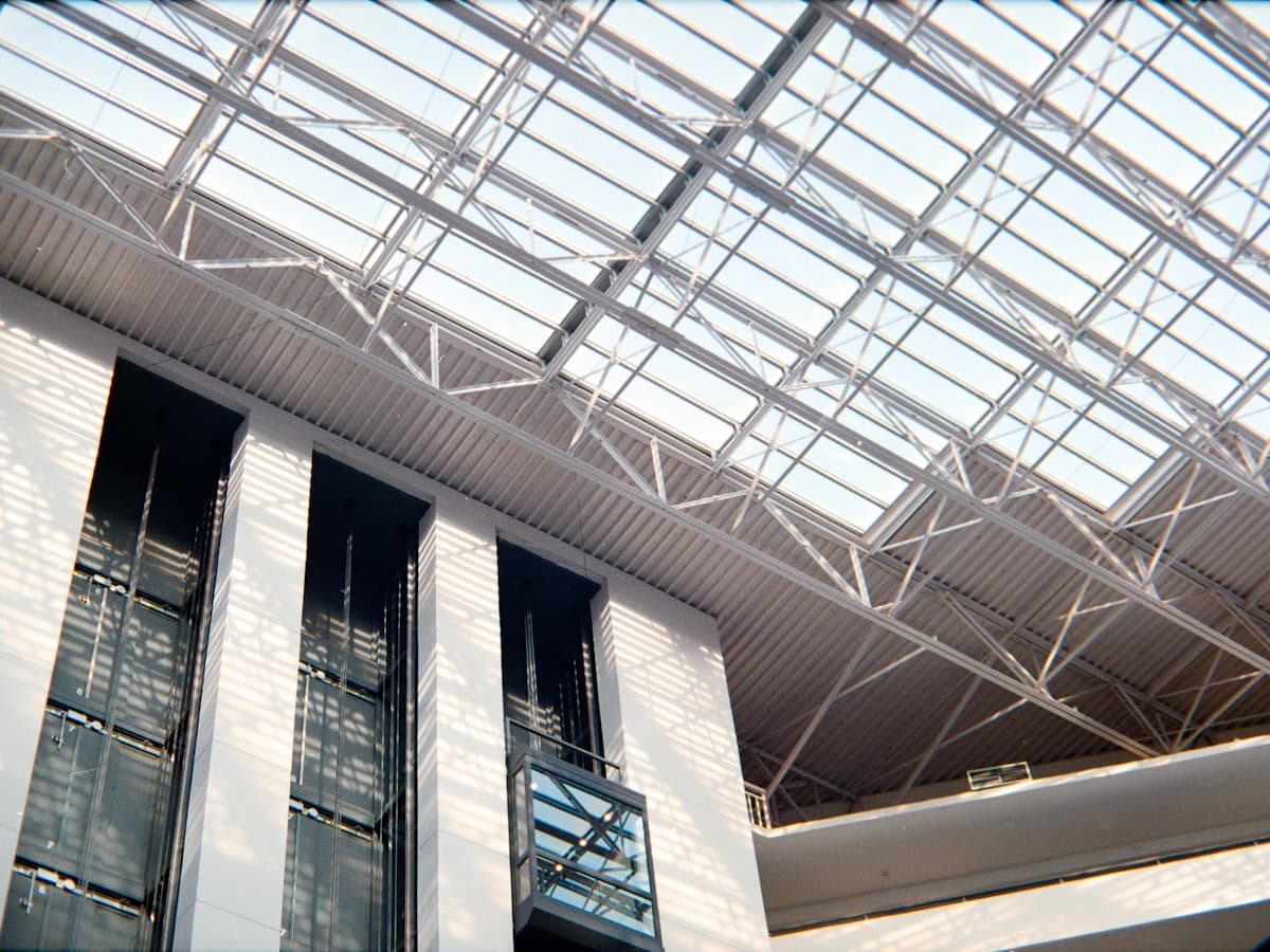 Glazen liftschacht in atrium